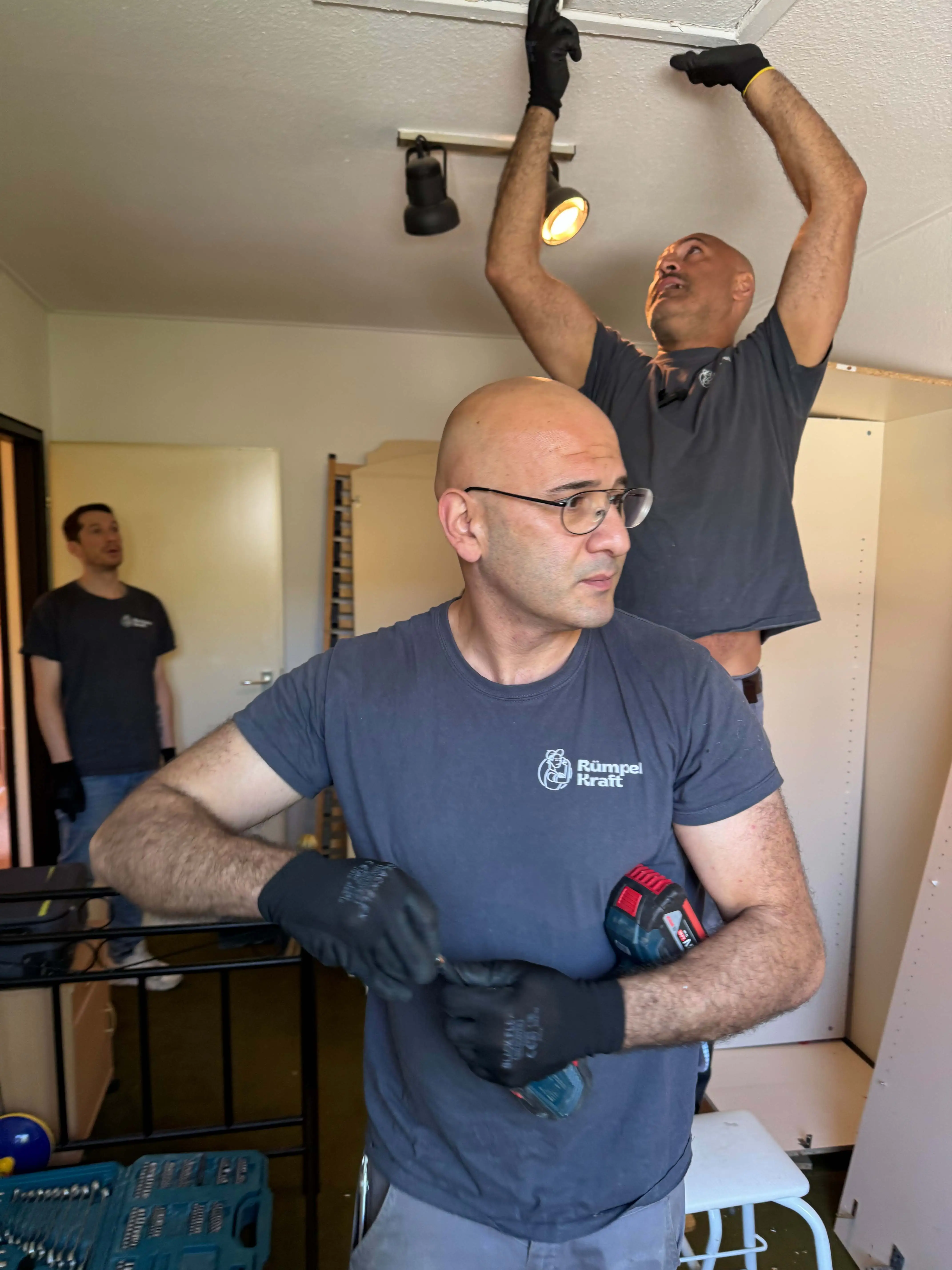 Mitarbeiter von Rümpelkraft bei Arbeiten an der Decke